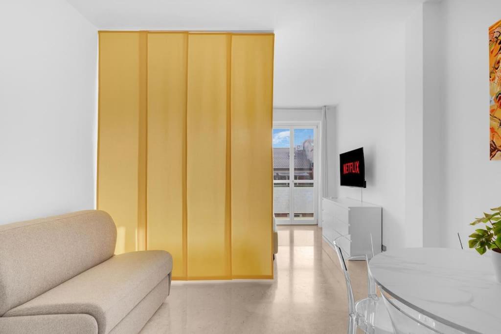 Yellow Flat Central Milan Exterior photo