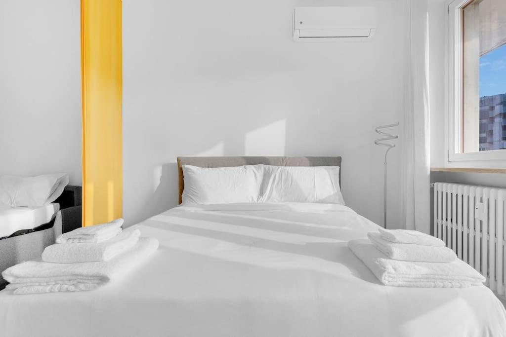 Yellow Flat Central Milan Exterior photo
