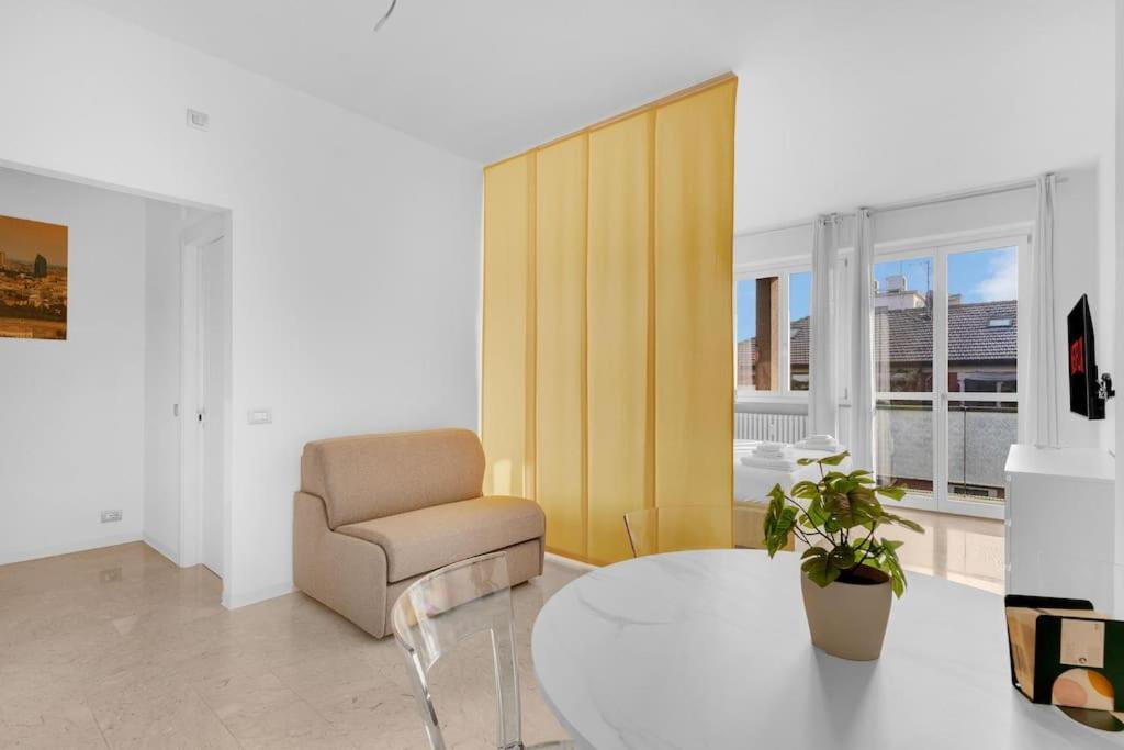 Yellow Flat Central Milan Exterior photo