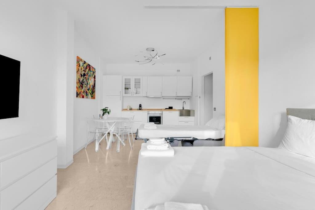 Yellow Flat Central Milan Exterior photo