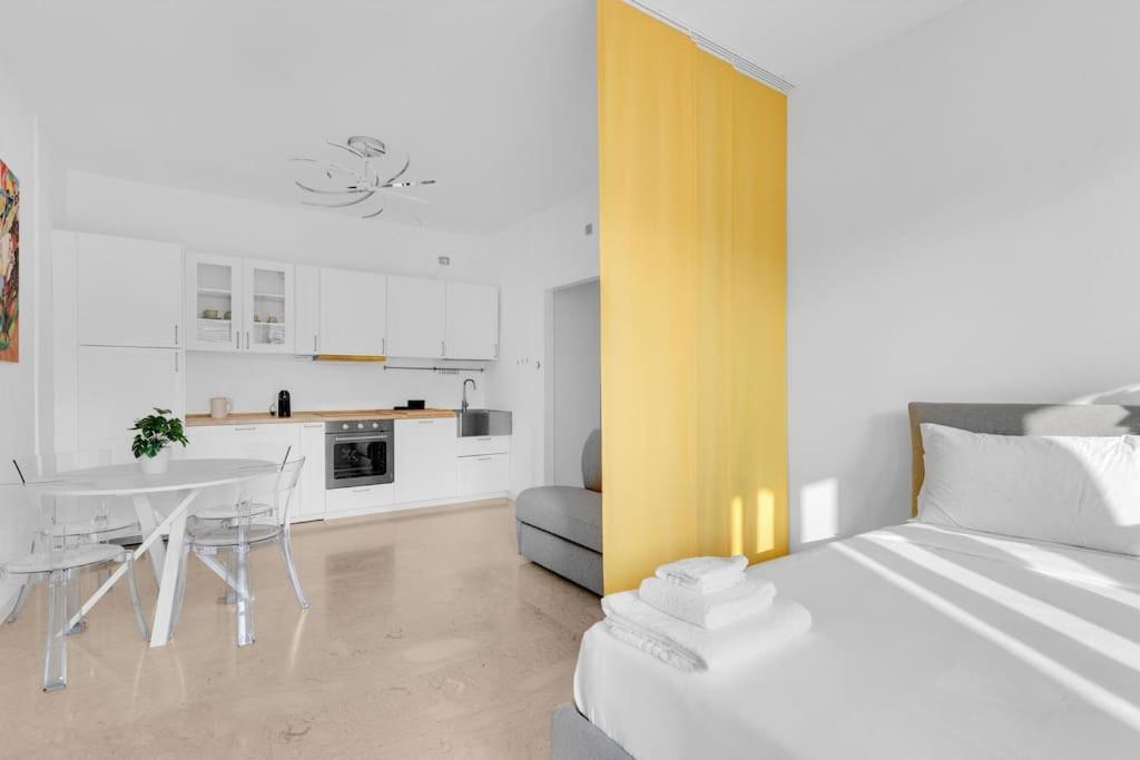 Yellow Flat Central Milan Exterior photo