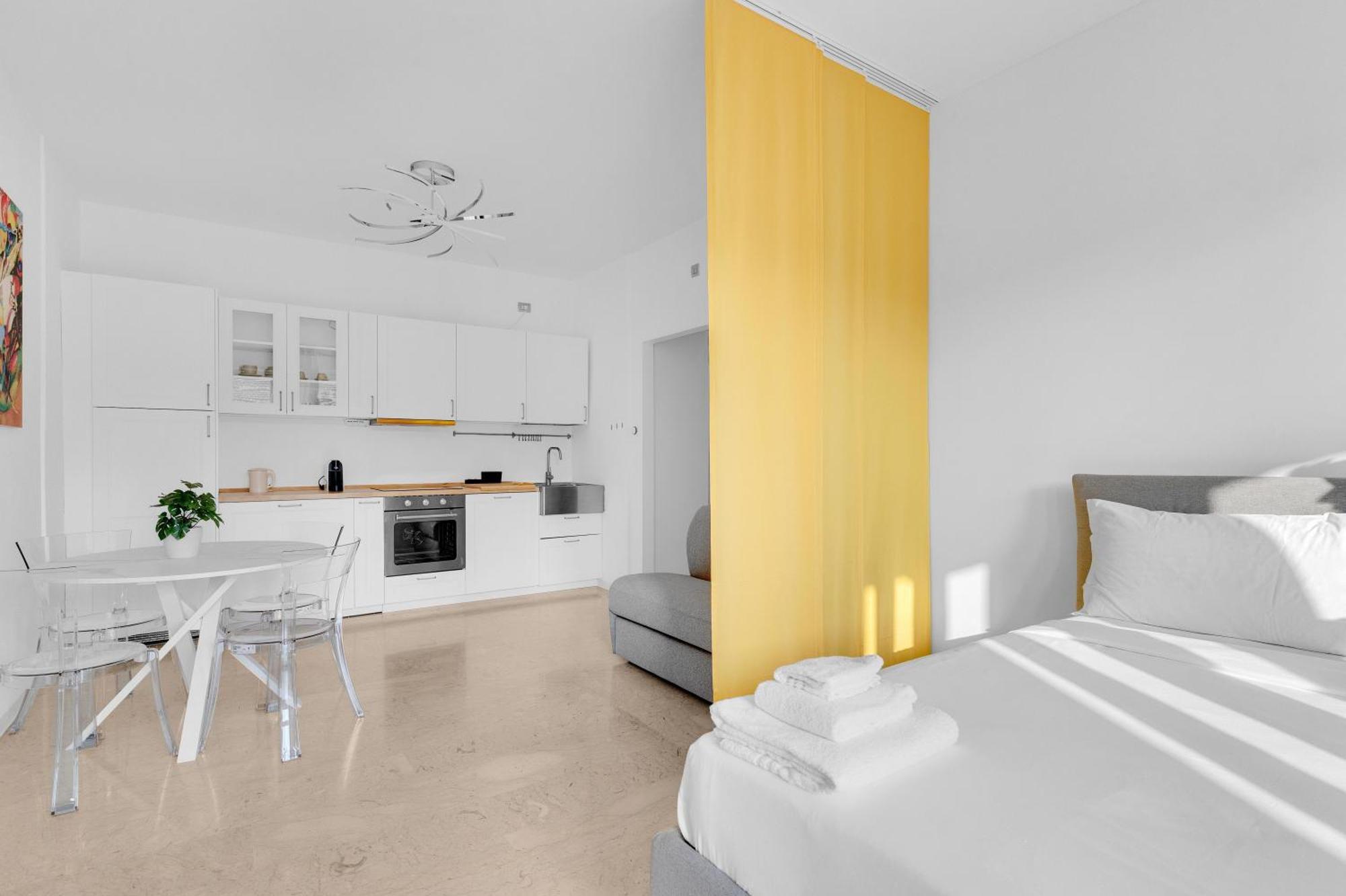 Yellow Flat Central Milan Exterior photo